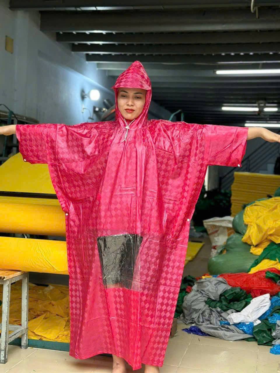 Áo mưa cánh dơi nhựa 1m4 Caro nhựa có kiếng đèn đi ban đêm to dài rộng cho 1 người